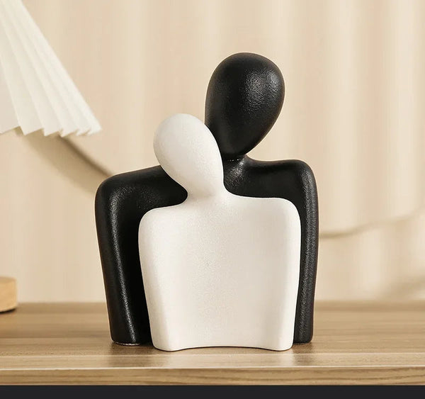 Abstract Hugging Couple Statue – Modern Ceramic Home Decor